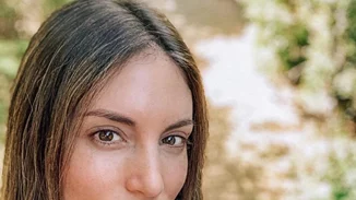 Αθηνά Οικονομάκου | Βόλτα στο δάσος με athleisure outfit που αναδεικνύει τη φουσκωμένη της κοιλίτσα