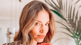 Αθηνά Οικονομάκου | Το casual look της με girly φόρμα στο σπίτι της