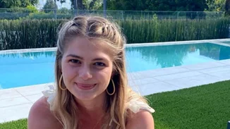 Η Αμαλία Κωστοπούλου έγινε 23 ετών | Το πάρτι στην πισίνα και η εντυπωσιακή τούρτα-έκπληξη