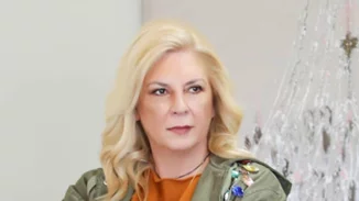 Αγνώριστη η Δήμητρα Λιάνη Παπανδρέου | Με à la garçonne μαλλιά