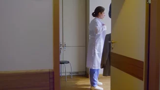 Βίντεο | Μία Ελληνίδα γιατρός μας δείχνει τη νέα καθημερινότητα γιατρών, νοσηλευτών και νοσοκομείων