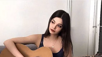 Ερωτευμένη η εγγονή της Τζένης Καρέζη | Με αυτόν τον διάσημο τραγουδιστή έχει σχέση η 20χρονη