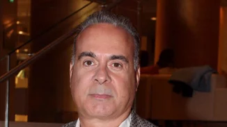 «Δε μπορώ να καταλάβω γιατί απαγορεύουν στον σύντροφό μου να γίνει ο δεύτερος γονιός» | Το δημόσιο μήνυμα του Φώτη Σεργουλόπουλου