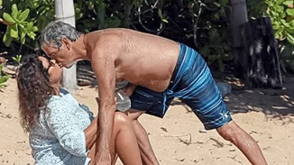 Ο πάντα γοητευτικός Pierce Brosnan και το τρυφερό φιλί στη σύζυγό του στην παραλία (pic)