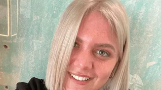 Δανάη Μπάρκα | Με mini λευκό φόρεμα «εγκαινίασε» τα ξανθά της μαλλιά στο Instagram