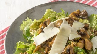 Σαλάτα με καραμελωμένα μανιτάρια και κινόα