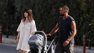 Νίκη Θωμοπούλου | Το minimal λευκό φόρεμα που επέλεξε σε πρωινή έξοδο με τον Γιάννη Μαρακάκη