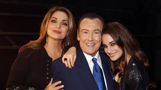 Μαρία Βοσκοπούλου | Ποζάρει με φόρεμα που φορούσε η Άντζελα Γκερέκου στην εφηβεία της (pic)