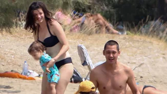 Σωτήρης Κοντιζάς | Με τη σύζυγό του και τα παιδιά τους στη Μύκονο - Η φουσκωμένη της κοιλίτσα και το καλοκαιρινό look