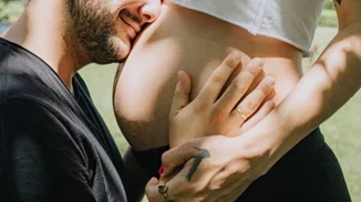 «Άντε να γεννάμε» | Ελληνίδα τραγουδίστρια ποζάρει με τον σύζυγό της λίγο πριν γεννήσει