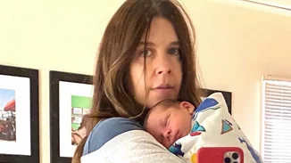 Κατερίνα Μουτσάτσου | Ποζάρει με το μωρό της δύο εβδομάδες μετά τη γέννα
