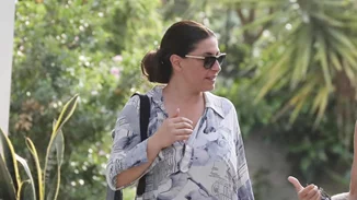 Έλενα Παπαρίζου | Το mini σορτσάκι με διαφάνειες που επέλεξε για βόλτα στη Γλυφάδα