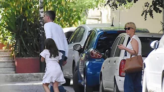 Σία Κοσιώνη | Το casual look που επέλεξε σε πρόσφατη βόλτα με τον Κώστα Μπακογιάννη και την κόρη του