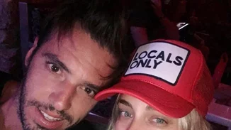 Η Δούκισσα Νομικού φωτογραφίζει τον σύζυγό της με την κόρη τους | Ο Δημήτρης Θεοδωρίδης αγκαλιά με τη μικρή Αναστασία