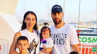 Ολυμπία Χοψονίδου | Φωτογραφίζει τον Βασίλη Σπανούλη να παίζει με τα παιδιά και την έξι μηνών κόρη τους