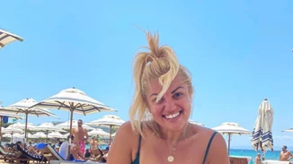 Νάνσυ Παραδεισανού | Η δημοσιογράφος ποζάρει με minimal ολόσωμο μαγιό