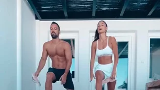 Γυμναστική και στις διακοπές | Η απόδραση της Χριστίνας Μπόμπα και του Σάκη Τανιμανίδη στη Σαντορίνη