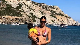 Σταματίνα Τσιμτσιλή | Η φωτογραφία από την παραλία με τον γιο της και οι εντυπωσιακοί της κοιλιακοί