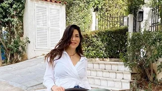 Φλορίντα Πετρουτσέλι | Ποζάρει με κοντό denim σορτσάκι ένα μήνα μετά τη γέννα