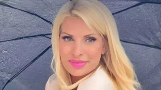 Ελένη Μενεγάκη | Ποζάρει στη βροχή με maxi φόρεμα