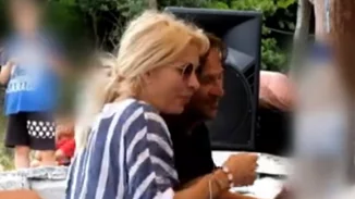 Ελένη Μενεγάκη & Μάκης Παντζόπουλος: Αγκαλιά σε γιορτή στην Άνδρο | Η μαντινάδα για τη βασίλισσα της TV