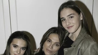 Σήλια Κριθαριώτη | Δες την κόρη της να ποζάρει με εντυπωσιακές δημιουργίες της σχεδιάστριας