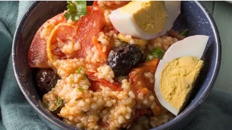 Κινόα με λαχανικά και αυγό | Εύκολη και υγιεινή συνταγή για ελαφρύ μεσημεριανό