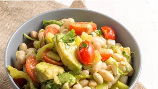 Σαλάτα με φασόλια χάντρες και αβοκάντο