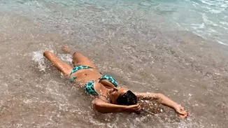 Έλλη Κοκκίνου | Στη θάλασσα με τον γιο της με πετρόλ μπικίνι