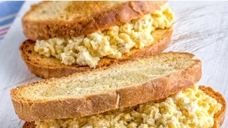 Σάντουιτς με scrambled eggs