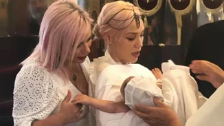 Η Πηνελόπη Αναστασοπούλου έγινε νονά | Το ρομαντικό look της και οι φωτογραφίες από την τελετή