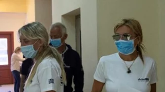 Η Μαρέβα Μητσοτάκη στο Καστελλόριζο με εθελοντές κατά του κορονοϊού - Με τζιν, γυαλιά ηλίου και μάσκα