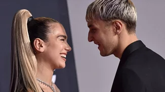 Η Dua Lipa και ο Anwar Hadid έχουν επέτειο και το γιορτάζουν με μια φωτογραφία