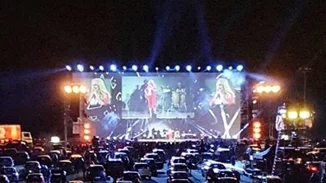 Νατάσα Θεοδωρίδου | Άρθρο στη «The Guardian» η συναυλία της στο drive in φεστιβάλ της Γλυφάδας