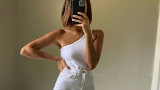 To λευκό τζιν έχει καταφέρει να γίνει το key item του φετινού καλοκαιριού