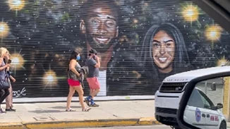 Οι διαδηλωτές στο Los Angeles δεν πείραξαν τα γκράφιτι για τον Kobe Bryant και την κόρη του