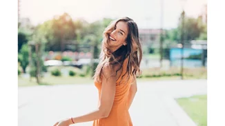 Μπορεί η σαμπάνια, η σοκολάτα και τα πικάντικα φαγητά να σε κρατήσουν για πάντα στη ζωή; Η επιστήμη λέει (μάλλον) ναι