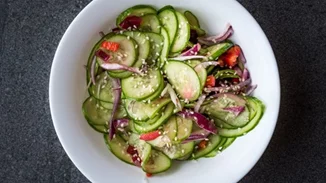Σαλάτα με αγγούρι και σουσάμι