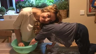 Ευδοκία Ρουμελιώτη | «Δαμάζοντας τα κύματα» - H τρυφερή φωτογραφία στη θάλασσα με τον γιο της