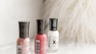 Έπηξε το βερνίκι νυχιών; Πριν το πετάξεις, διάβασε πώς μπορείς να του δώσεις και πάλι ζωή!