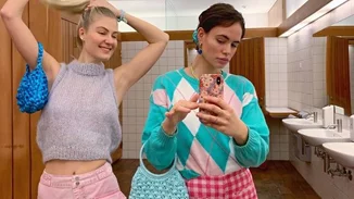 «Φοράω μόνο παντελόνια και αυτό είναι το πιο feel good trend που έχω δει μέσα στο 2020»