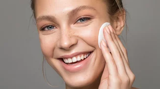 Πόσο απαραίτητη είναι τελικά η τονωτική λοσιόν σε μια skincare ρουτίνα;