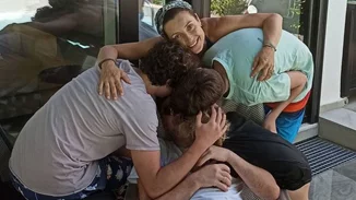 Eυδοκία Ρουμελιώτη | Έκανε μια θεαματική βουτιά στην πισίνα με τον γιο της