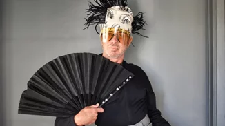 «Κορσέ, αγόρια, όχι κροσέ!» | Ο Λάκης Γαβαλάς εξηγεί τα πάντα για το φετιχιστικό item