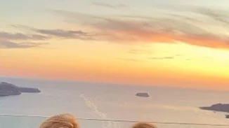 Μαρέβα Μητσοτάκη- Τζένη Μπαλατσινού | Η κοινή φωτογραφία με θέα το ηλιοβασίλεμα της Σαντορίνης