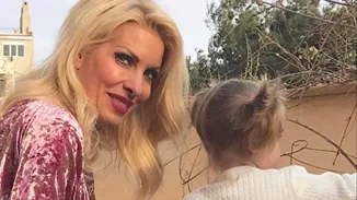 Ελένη Μενεγάκη | Με την κατάξανθη κόρη της, Μαρίνα στο σχολείο (vid)