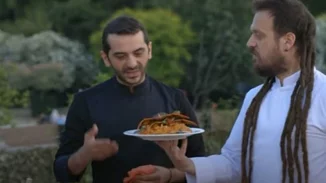 O Λεωνίδας Κουτσόπουλος «μαγειρεύει» μπαλοτίνα παγκολίνο και ζελέ νυχτερίδας για τον Φοίβο Δεληβοριά