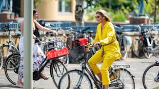 Η βασίλισσα Μαξίμα φόρεσε το πιο δυνατό χρώμα του καλοκαιριού