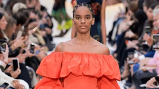 Αυτή η ζεστή απόχρωση θα απογειώσει τα καλοκαιρινά looks