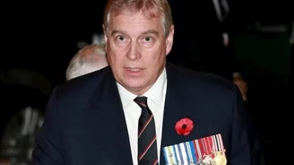 Η Βασίλισσα Ελισάβετ αφαιρεί όλους τους τίτλους από το γιο της - Ο πρίγκιπας Andrew μόνος ενώπιον της δικαιοσύνης